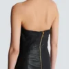Kurzes drapiertes Lederkleid mit Neckholder Kurzes drapiertes Lederkleid mit Neckholder
