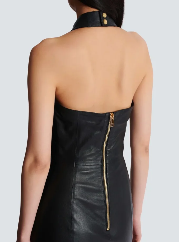 Kurzes drapiertes Lederkleid mit Neckholder Kurzes drapiertes Lederkleid mit Neckholder