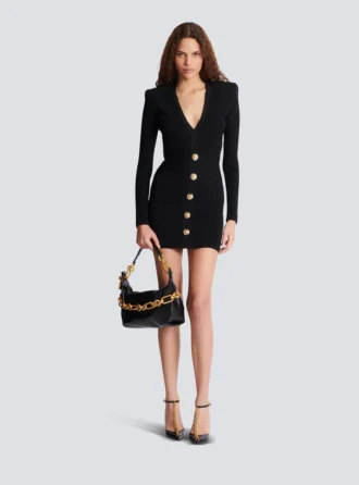 Kurzes, eng anliegendes Kleid aus geripptem Strick