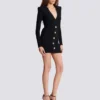 Kurzes, eng anliegendes Kleid aus geripptem Strick Kurzes, eng anliegendes Kleid aus geripptem Strick