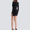 Kurzes, eng anliegendes Kleid aus geripptem Strick Kurzes, eng anliegendes Kleid aus geripptem Strick