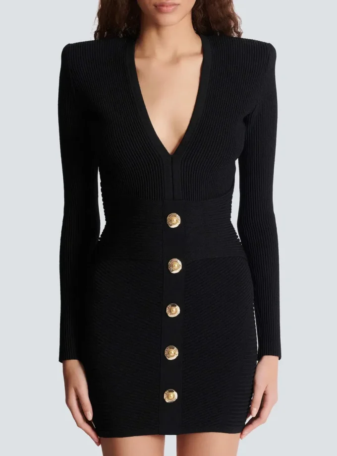 Kurzes, eng anliegendes Kleid aus geripptem Strick Kurzes, eng anliegendes Kleid aus geripptem Strick