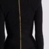 Kurzes, eng anliegendes Kleid aus geripptem Strick Kurzes, eng anliegendes Kleid aus geripptem Strick