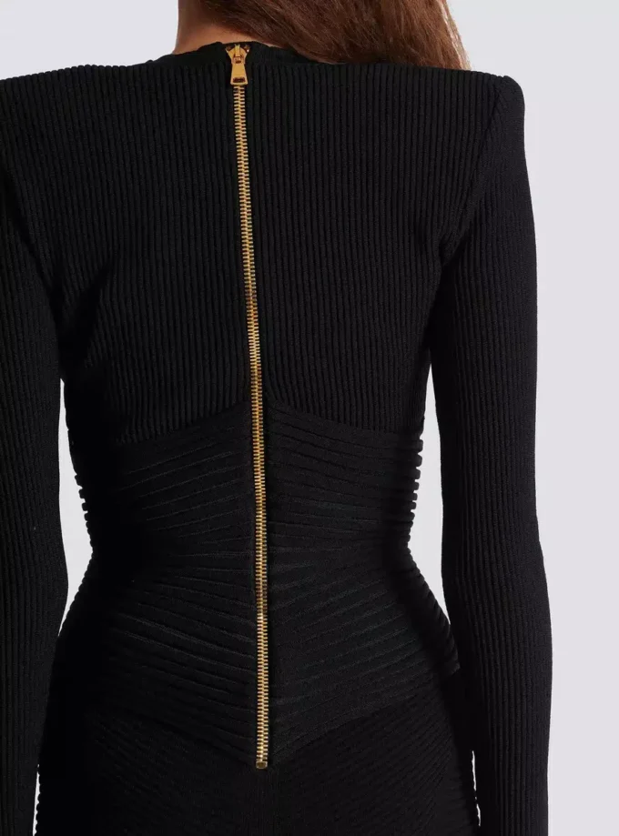 Kurzes, eng anliegendes Kleid aus geripptem Strick Kurzes, eng anliegendes Kleid aus geripptem Strick