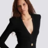 Kurzes, eng anliegendes Kleid aus geripptem Strick Kurzes, eng anliegendes Kleid aus geripptem Strick