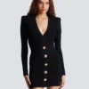 Kurzes, eng anliegendes Kleid aus geripptem Strick Kurzes, eng anliegendes Kleid aus geripptem Strick