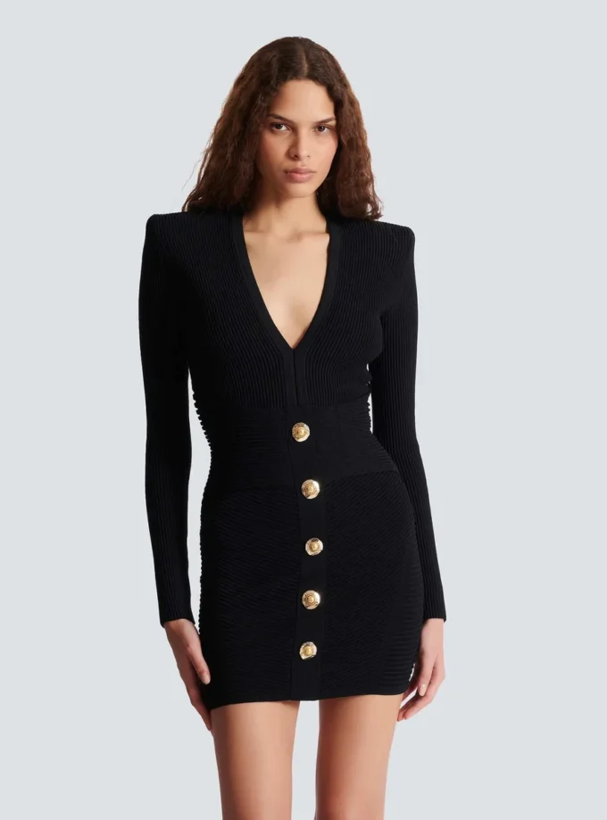 Kurzes, eng anliegendes Kleid aus geripptem Strick Kurzes, eng anliegendes Kleid aus geripptem Strick
