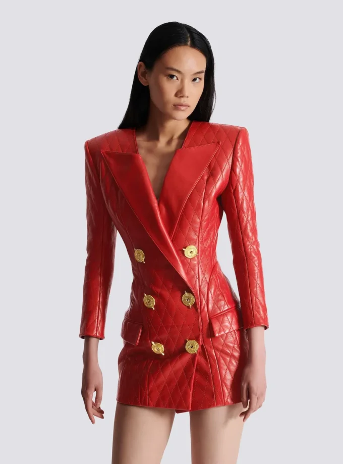 Kurzes gestepptes Lederkleid Kurzes gestepptes Lederkleid