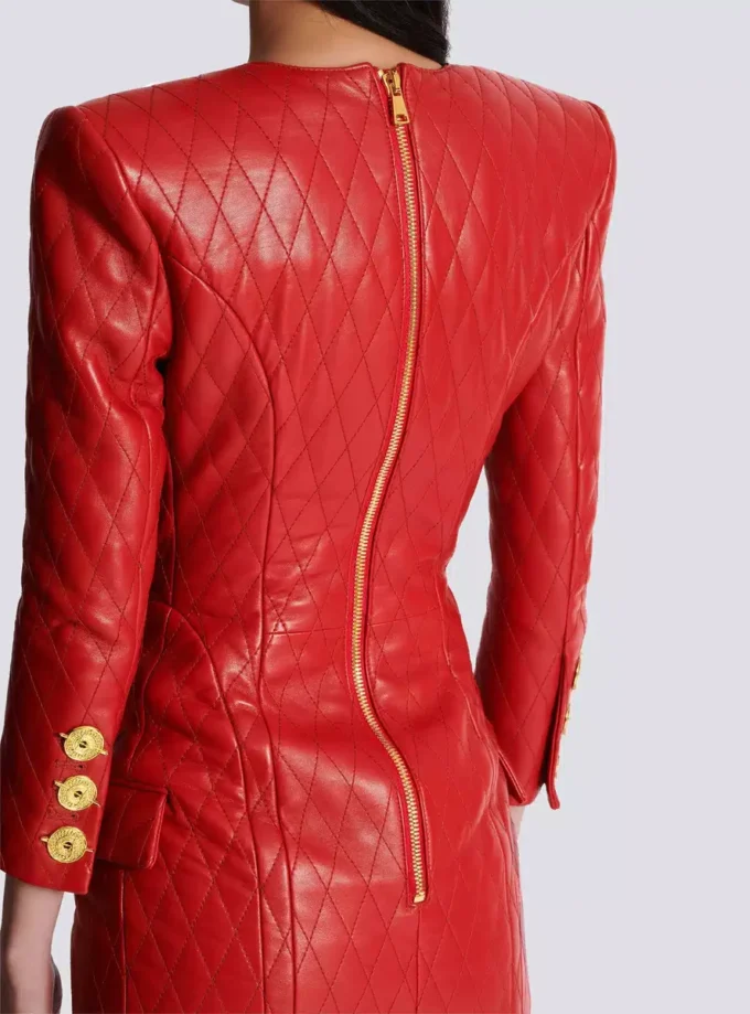 Kurzes gestepptes Lederkleid Kurzes gestepptes Lederkleid