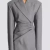 Kurzes Jackenkleid aus drapierter Wolle Kurzes Jackenkleid aus drapierter Wolle