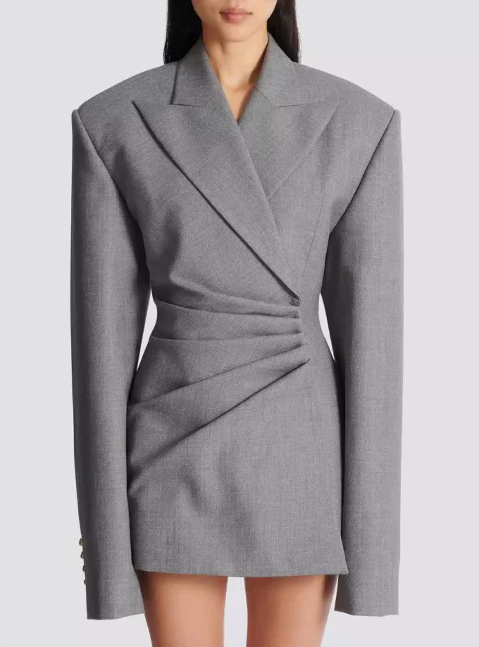 Kurzes Jackenkleid aus drapierter Wolle Kurzes Jackenkleid aus drapierter Wolle