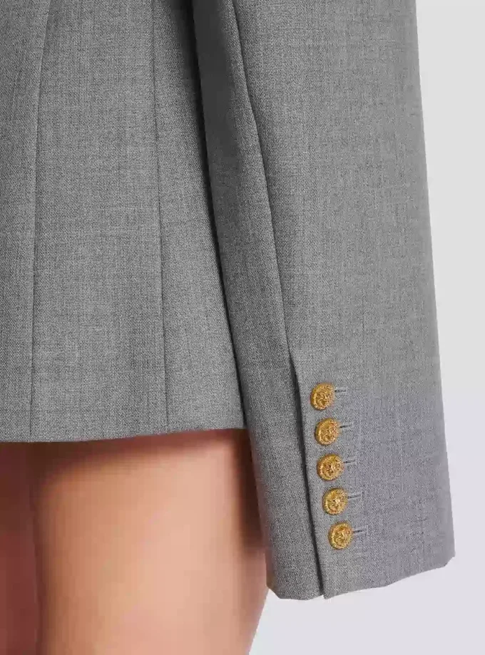 Kurzes Jackenkleid aus drapierter Wolle Kurzes Jackenkleid aus drapierter Wolle