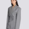 Kurzes Jackenkleid aus drapierter Wolle Kurzes Jackenkleid aus drapierter Wolle