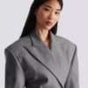 Kurzes Jackenkleid aus drapierter Wolle Kurzes Jackenkleid aus drapierter Wolle