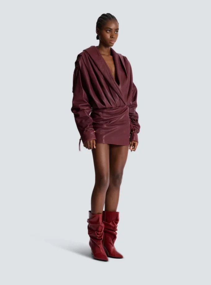 Kurzes Kapuzenkleid aus gewaschenem Lammfell Kurzes Kapuzenkleid aus gewaschenem Lammfell