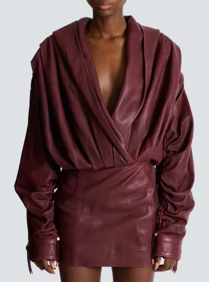 Kurzes Kapuzenkleid aus gewaschenem Lammfell Kurzes Kapuzenkleid aus gewaschenem Lammfell