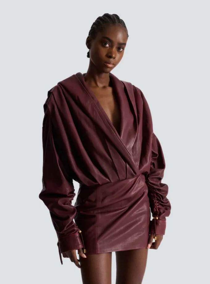 Kurzes Kapuzenkleid aus gewaschenem Lammfell Kurzes Kapuzenkleid aus gewaschenem Lammfell