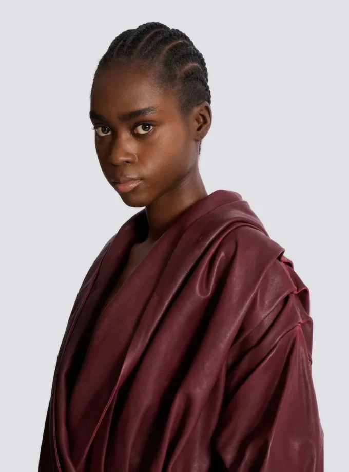 Kurzes Kapuzenkleid aus gewaschenem Lammfell Kurzes Kapuzenkleid aus gewaschenem Lammfell