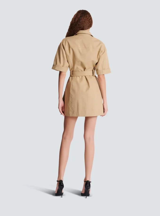 Kurzes Kleid aus Baumwollgabardine mit Schnürung Kurzes Kleid aus Baumwollgabardine mit Schnürung
