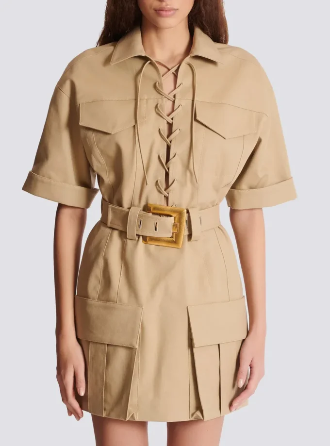 Kurzes Kleid aus Baumwollgabardine mit Schnürung Kurzes Kleid aus Baumwollgabardine mit Schnürung
