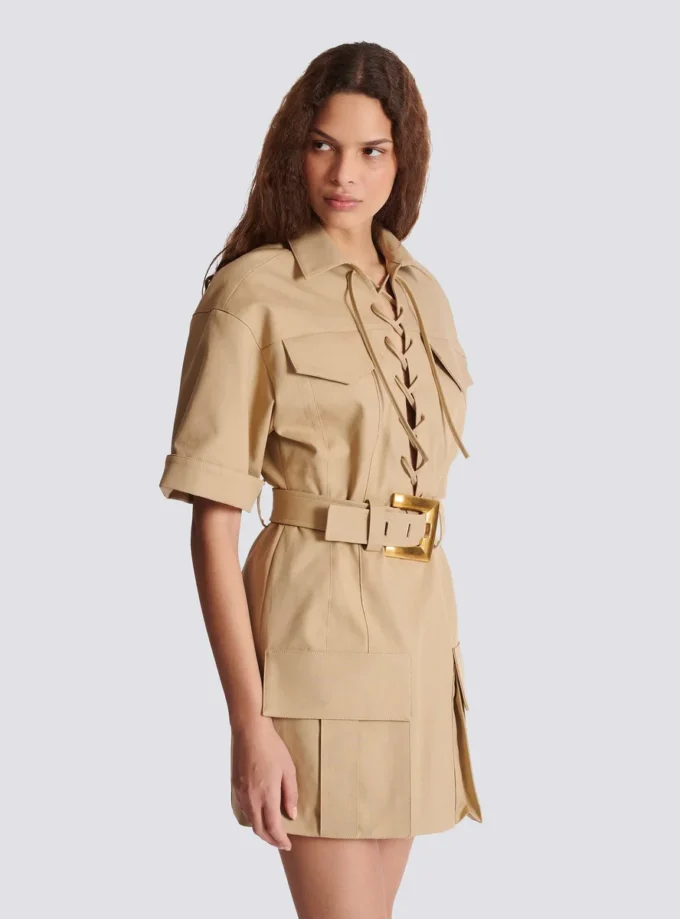 Kurzes Kleid aus Baumwollgabardine mit Schnürung Kurzes Kleid aus Baumwollgabardine mit Schnürung