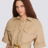 Kurzes Kleid aus Baumwollgabardine mit Schnürung Kurzes Kleid aus Baumwollgabardine mit Schnürung