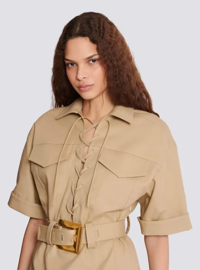 Kurzes Kleid aus Baumwollgabardine mit Schnürung Kurzes Kleid aus Baumwollgabardine mit Schnürung