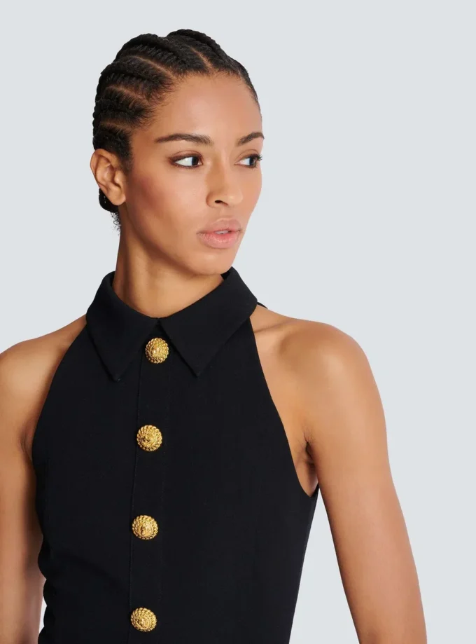 Kurzes Kleid aus Grain de Poudre mit Knöpfen