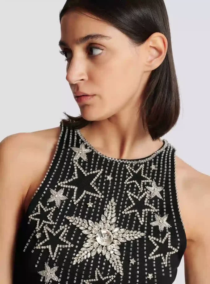 Kurzes Kleid mit Sternenstickerei Kurzes Kleid mit Sternenstickerei