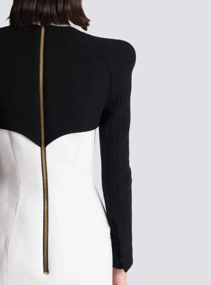 Kurzes Knopfkleid aus Krepp