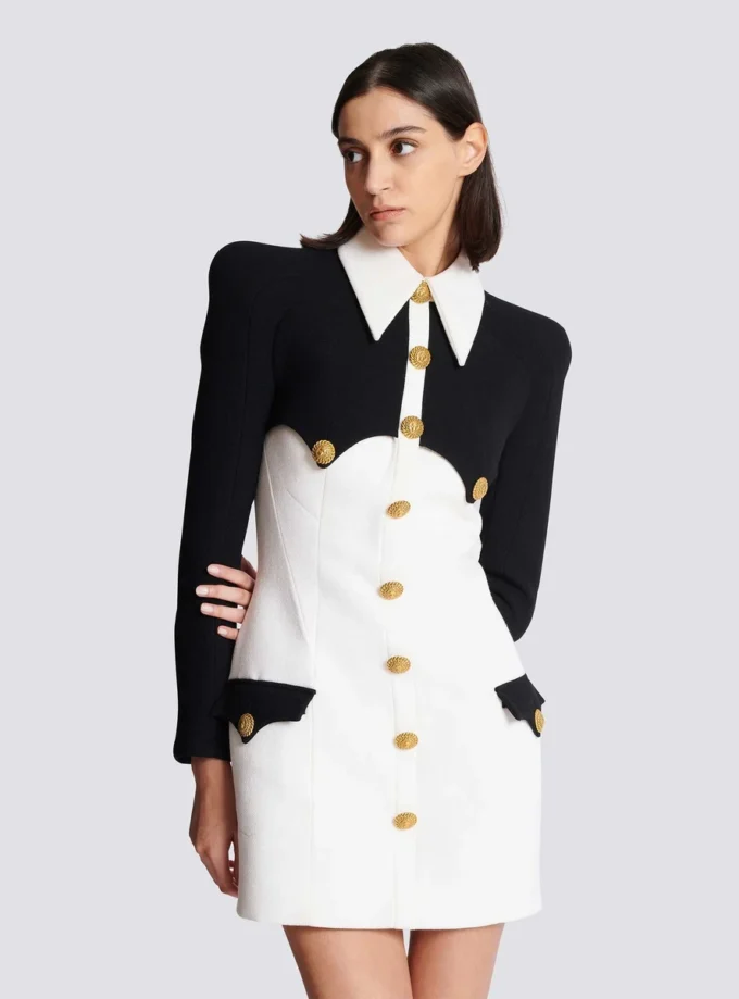 Kurzes Knopfkleid aus Krepp