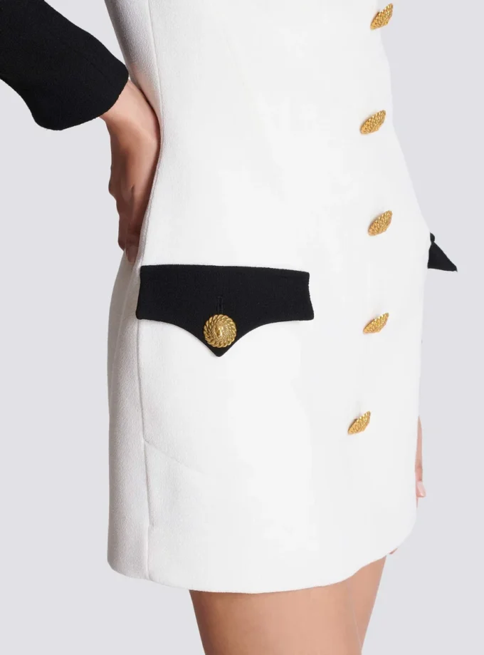 Kurzes Knopfkleid aus Krepp