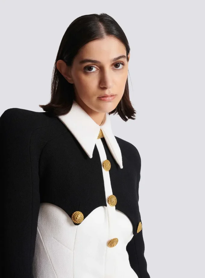 Kurzes Knopfkleid aus Krepp