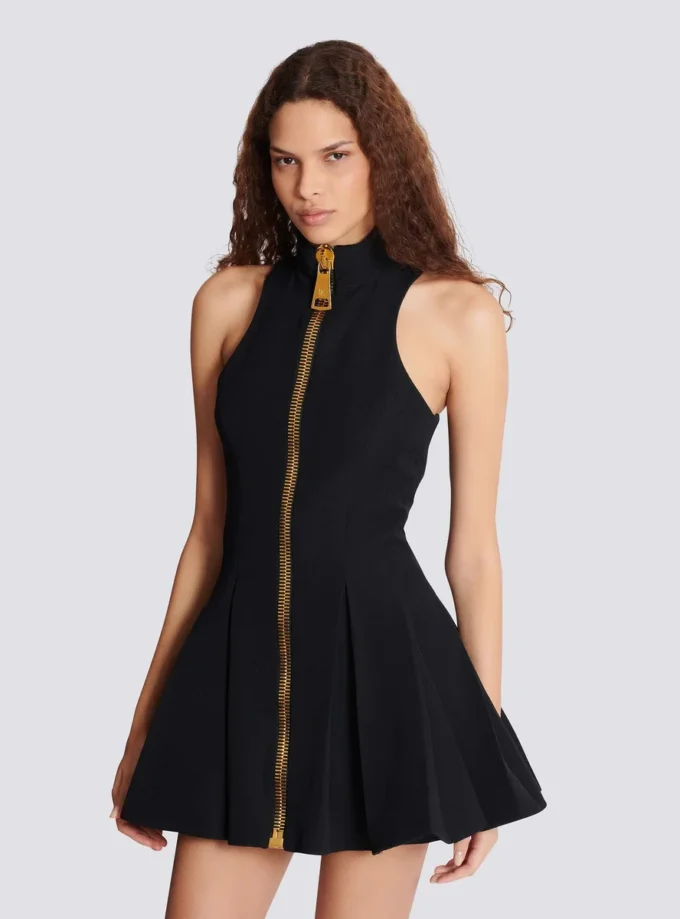 Kurzes Neckholder-Kleid aus Grain-de-Poudre-Wolle Kurzes Neckholder-Kleid aus Grain-de-Poudre-Wolle