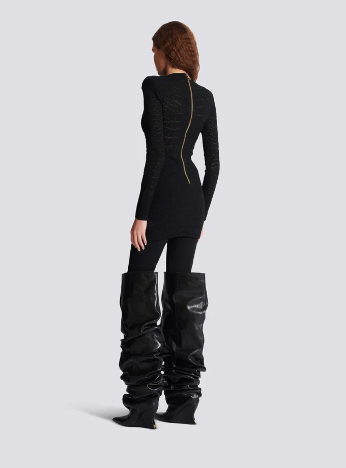 Kurzes Paillettenkleid aus Krokodilstrick Kurzes Paillettenkleid aus Krokodilstrick