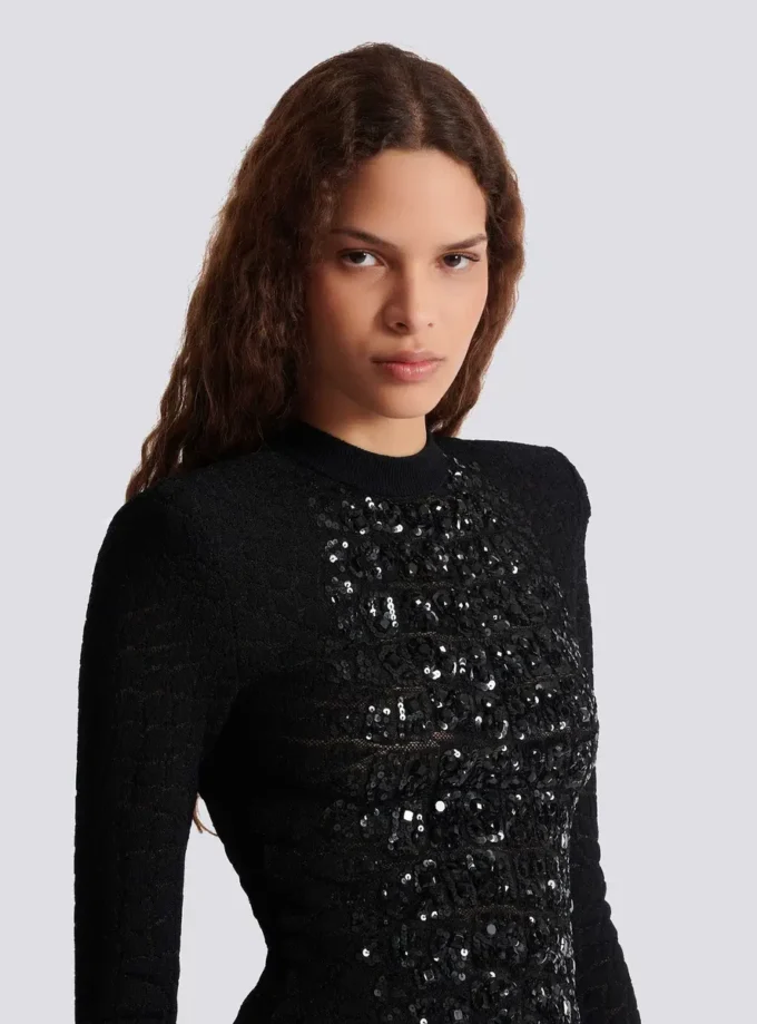 Kurzes Paillettenkleid aus Krokodilstrick Kurzes Paillettenkleid aus Krokodilstrick