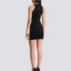 Kurzes, ärmelloses Kleid mit Karo-Stickerei Kurzes, ärmelloses Kleid mit Karo-Stickerei