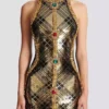 Kurzes, ärmelloses Kleid mit Karo-Stickerei Kurzes, ärmelloses Kleid mit Karo-Stickerei