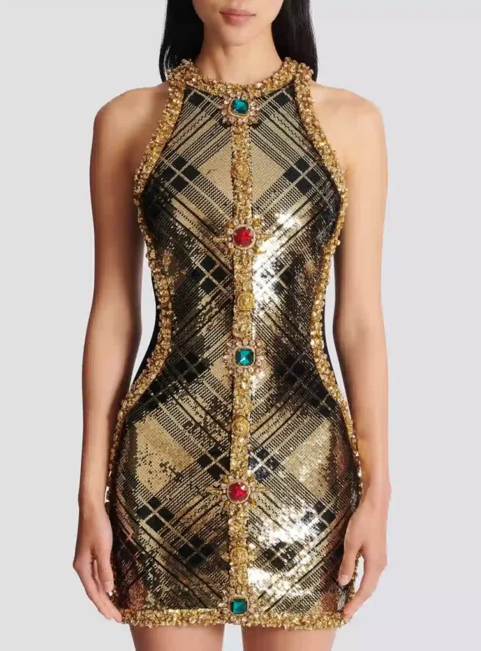 Kurzes, ärmelloses Kleid mit Karo-Stickerei Kurzes, ärmelloses Kleid mit Karo-Stickerei