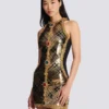 Kurzes, ärmelloses Kleid mit Karo-Stickerei Kurzes, ärmelloses Kleid mit Karo-Stickerei