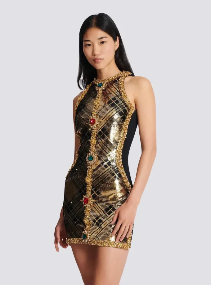 Kurzes, ärmelloses Kleid mit Karo-Stickerei Kurzes, ärmelloses Kleid mit Karo-Stickerei