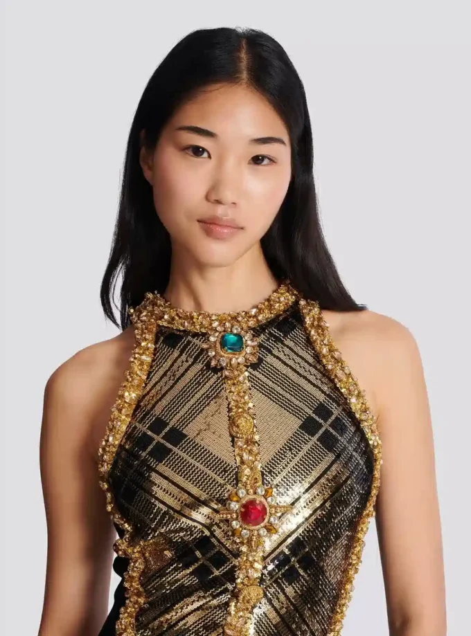Kurzes, ärmelloses Kleid mit Karo-Stickerei Kurzes, ärmelloses Kleid mit Karo-Stickerei