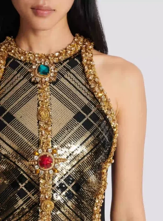 Kurzes, ärmelloses Kleid mit Karo-Stickerei Kurzes, ärmelloses Kleid mit Karo-Stickerei