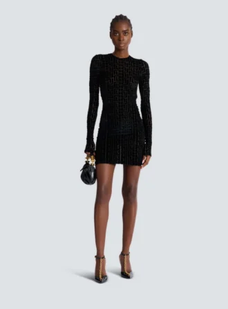 Kurzes Samtkleid mit Monogramm