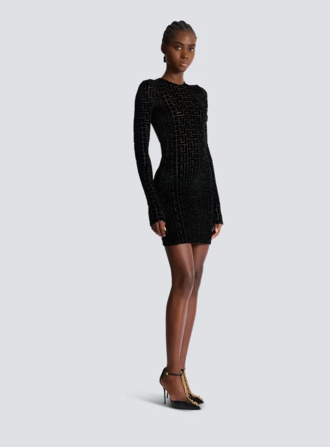 Kurzes Samtkleid mit Monogramm
