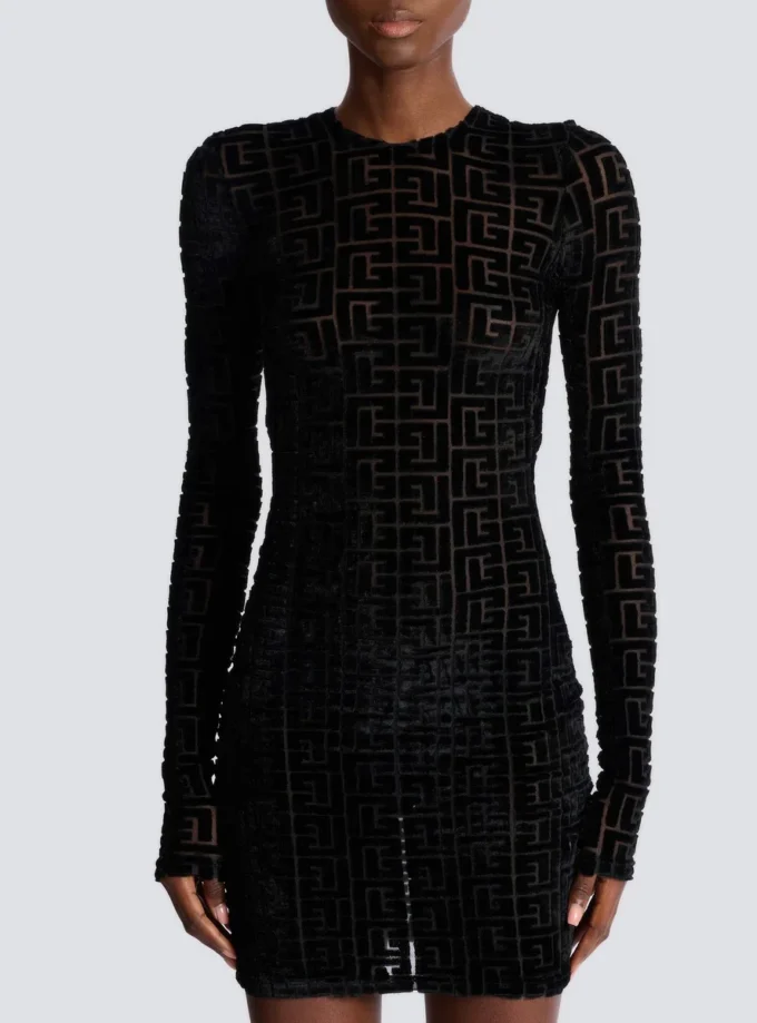 Kurzes Samtkleid mit Monogramm