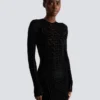 Kurzes Samtkleid mit Monogramm