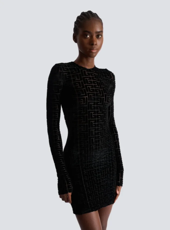 Kurzes Samtkleid mit Monogramm