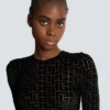 Kurzes Samtkleid mit Monogramm