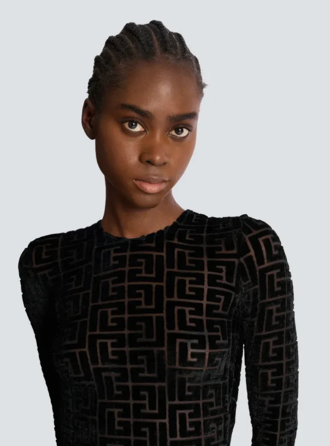 Kurzes Samtkleid mit Monogramm